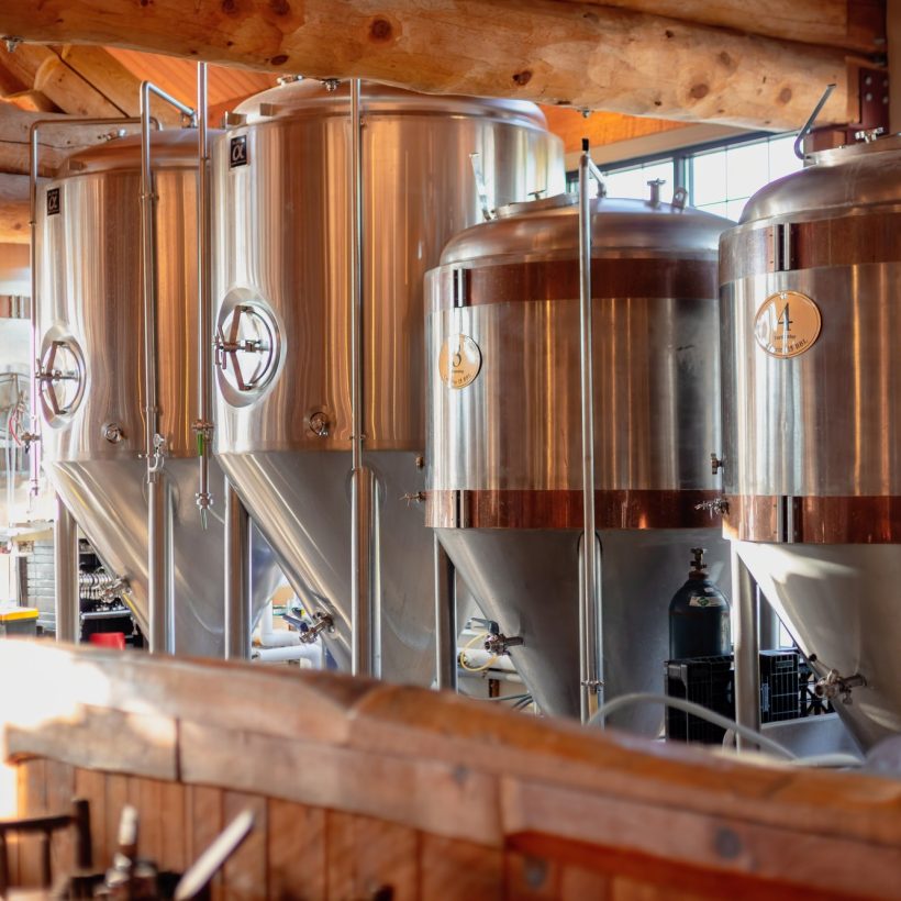 fermenting-tanks-at-a-brewery.jpg Tankes de cerveza en la bodega